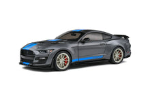 Indlæs billede til gallerivisning FORD SHELBY GT500 KR 2022 SILVER/BLUE STRIPES 1:18