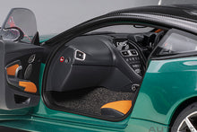 Indlæs billede til gallerivisning 1/18 Aston Martin DBS Superleggera, green 1:18