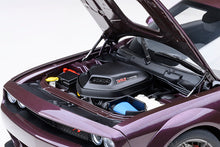 Indlæs billede til gallerivisning 1/18 2022 Dodge Challenger R/T Scat Pack Shaker Widebody, hellraisin 1:18