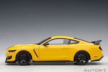 Indlæs billede til gallerivisning 1/18 Ford Mustang Shelby GT350R, yellow/black stripes 1:18