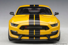 Indlæs billede til gallerivisning 1/18 Ford Mustang Shelby GT350R, yellow/black stripes 1:18