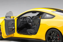 Indlæs billede til gallerivisning 1/18 Ford Mustang Shelby GT350R, yellow/black stripes 1:18