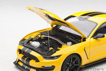 Indlæs billede til gallerivisning 1/18 Ford Mustang Shelby GT350R, yellow/black stripes 1:18