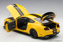 Indlæs billede til gallerivisning 1/18 Ford Mustang Shelby GT350R, yellow/black stripes 1:18