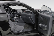Indlæs billede til gallerivisning 1/18 Ford Mustang Shelby GT350R, black/matt black stripes 1:18