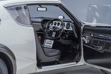 Indlæs billede til gallerivisning 1/18 Nissan Skyline GT-R (KPGC110), silver 1:18