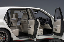 Indlæs billede til gallerivisning Toyota Century GRMN, white 1:18