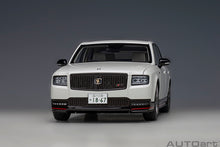 Indlæs billede til gallerivisning Toyota Century GRMN, white 1:18