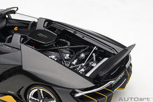 Indlæs billede til gallerivisning Lamborghini Centenario Roadster, clear carbon/yellow accents 1:18