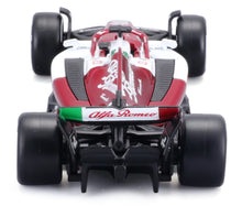 Indlæs billede til gallerivisning Alfa Romeo F1 TEAM ORLEN C42 #77 VALTTERI BOTTAS 2022 with helmet Formel 1 1:43