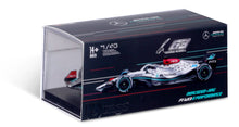 Indlæs billede til gallerivisning Mercedes Benz AMG W13E PERFORMANCE #63 GEORGE RUSSELL 2022 with helmet Formel 1 1:43